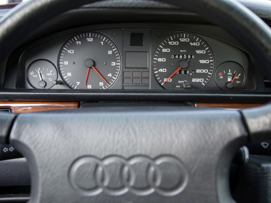 Панель приборов Audi 100 2.5 TDI (C3) 1990 года  (WW) (фото 2 из 11)